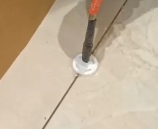 弋江瓷砖空鼓维修公司专业解答瓷砖在铺贴过程中，如果没有涂抹均匀到位的粘结材料（如水泥砂浆或瓷砖胶），可能会导致以下问题