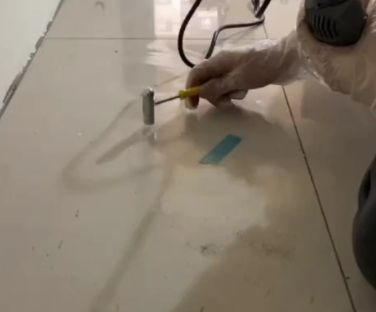 弋江瓷砖开裂维修公司专业分享瓷砖在铺贴前如果没有沥干水分，将会导致以下问题