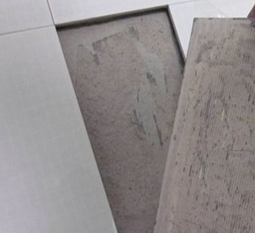 弋江瓷砖空鼓维修公司分享瓷砖铺贴时如果打浆（即涂抹在瓷砖背面和基层上的砂浆或瓷砖胶）过少，会带来以下问题